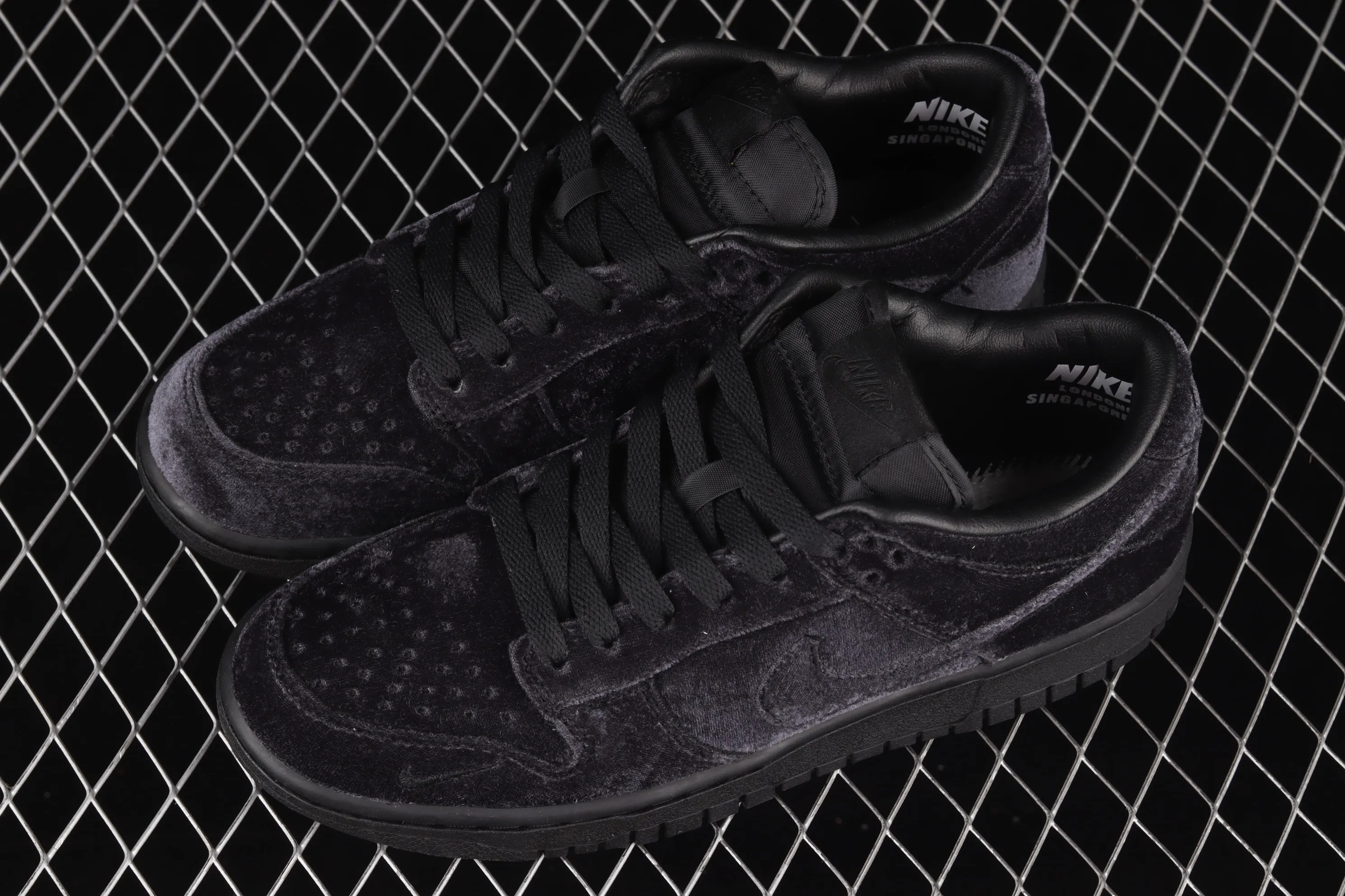 All categories Nk SB Dunk Series Nk SB Dunk Low Low-top skate shoes Pure original version Dover Street Market x Nk Dunk Low "Triple Black" Black Valentine's Day SB Dunk Series low-top skate shoes DH2686-002